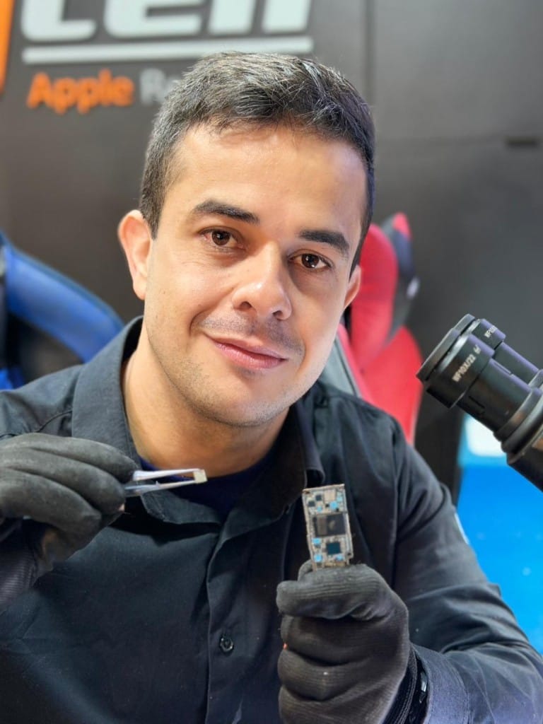 Técnico da NJCELL realizando microsoldagem em placa de iPhone em Sorocaba