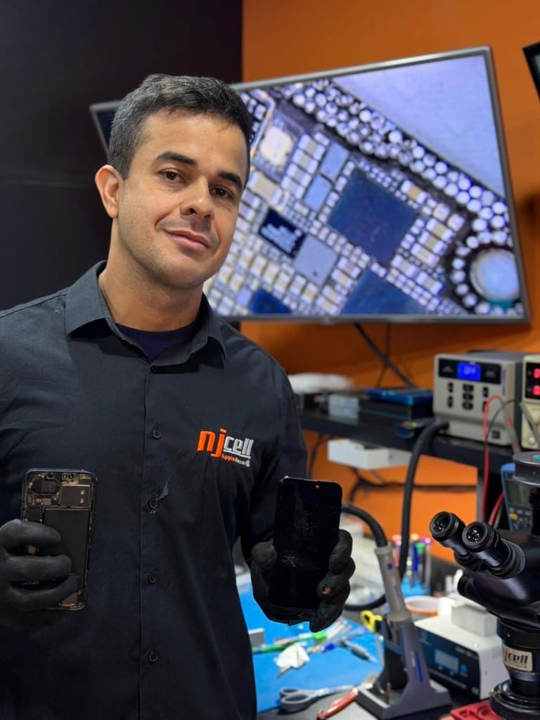 Técnico da NJCELL realizando troca de vidro da tela de iPhone em Sorocaba